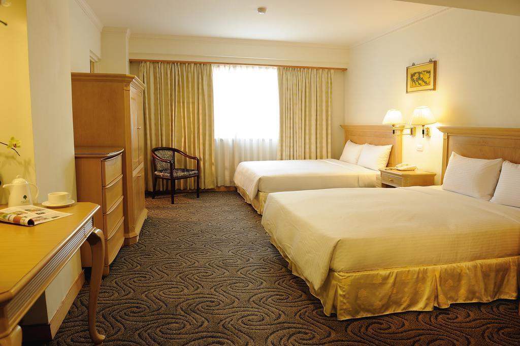 Cambridge Tainan Hotel Bagian luar foto