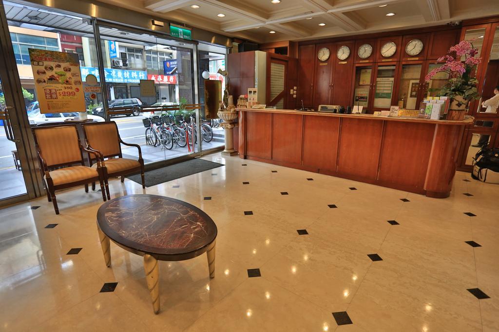 Cambridge Tainan Hotel Bagian luar foto