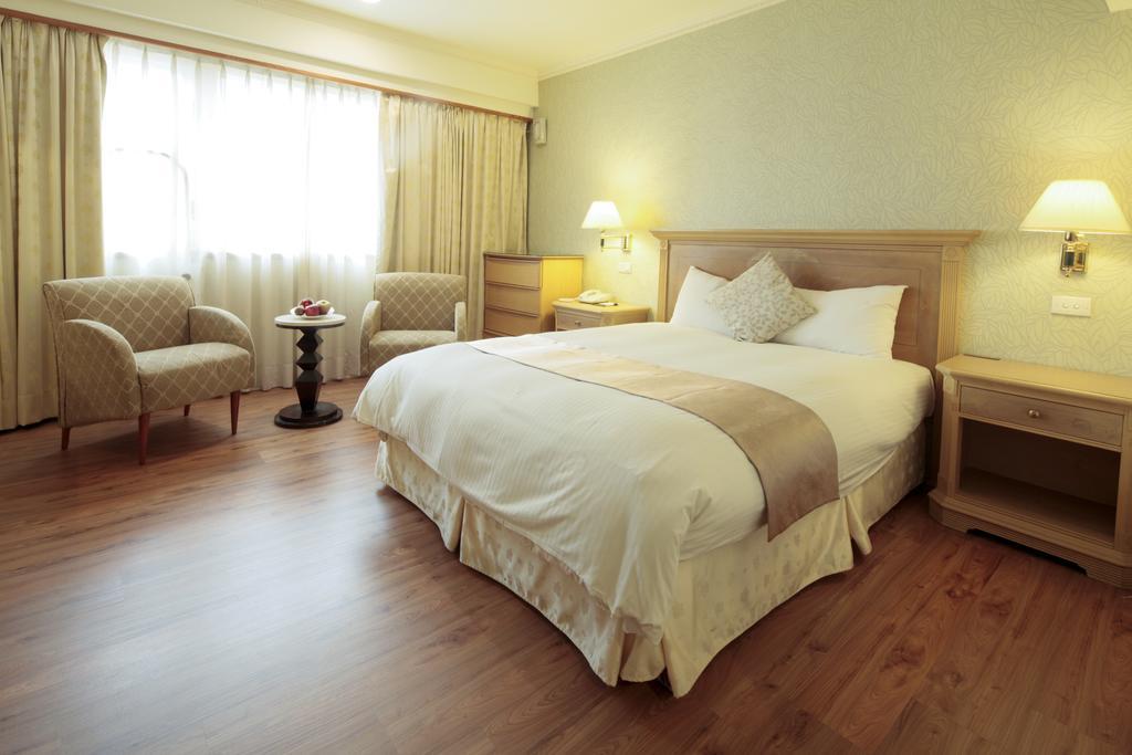 Cambridge Tainan Hotel Bagian luar foto