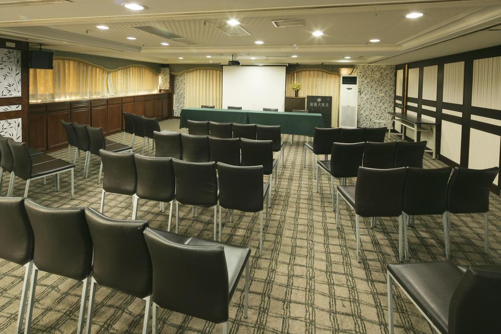 Cambridge Tainan Hotel Bagian luar foto