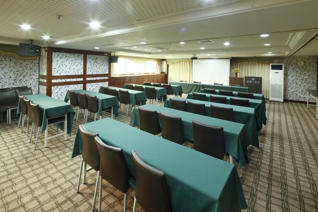 Cambridge Tainan Hotel Bagian luar foto