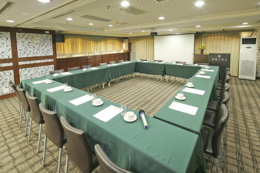 Cambridge Tainan Hotel Bagian luar foto