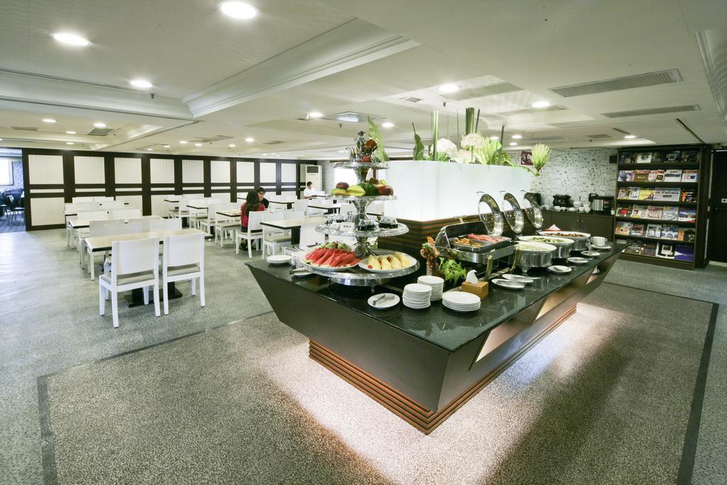 Cambridge Tainan Hotel Bagian luar foto