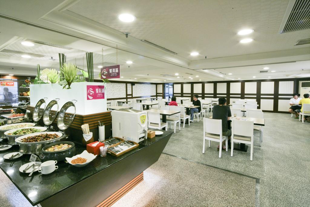 Cambridge Tainan Hotel Bagian luar foto