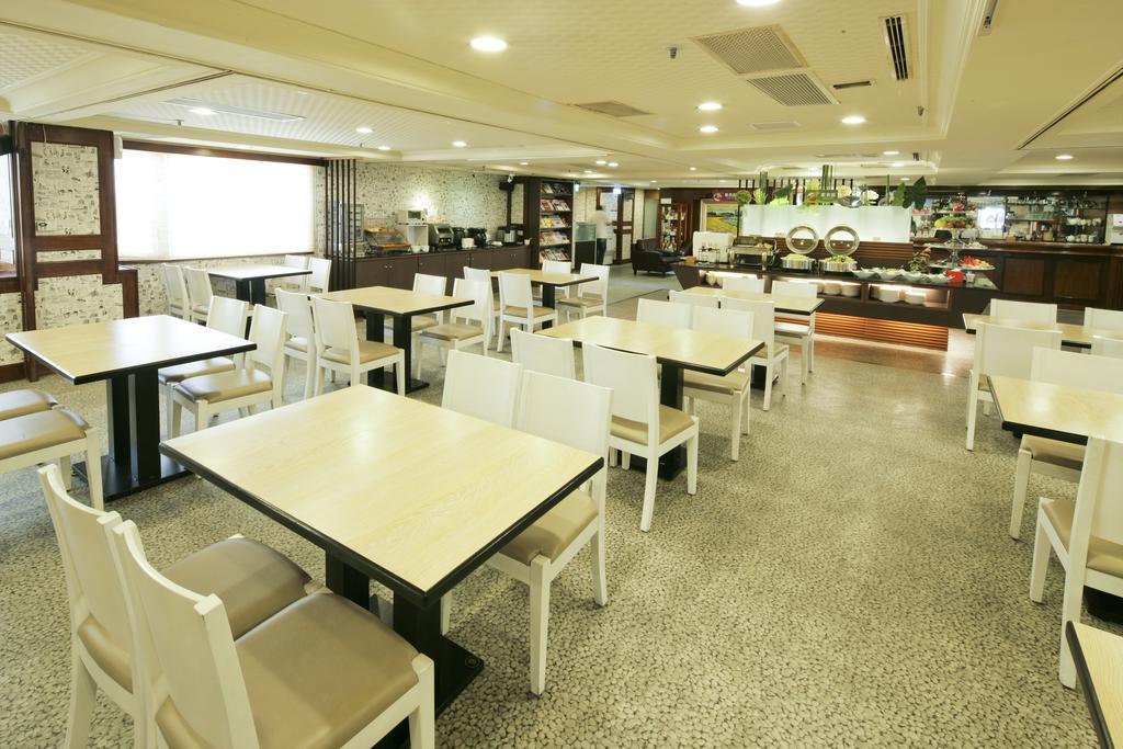 Cambridge Tainan Hotel Bagian luar foto