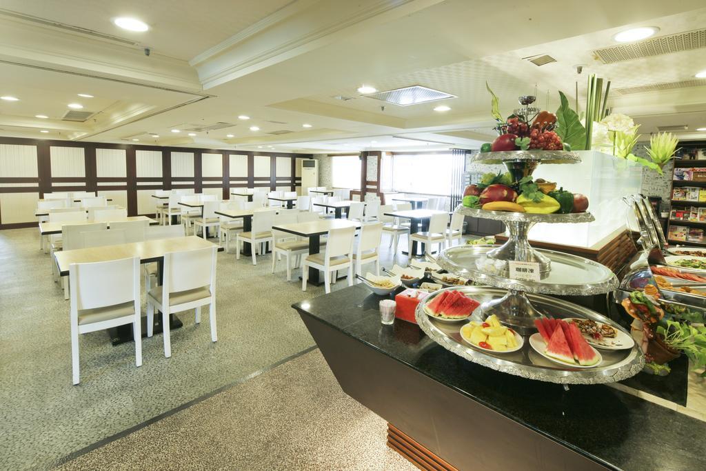 Cambridge Tainan Hotel Bagian luar foto