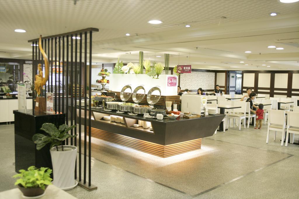 Cambridge Tainan Hotel Bagian luar foto