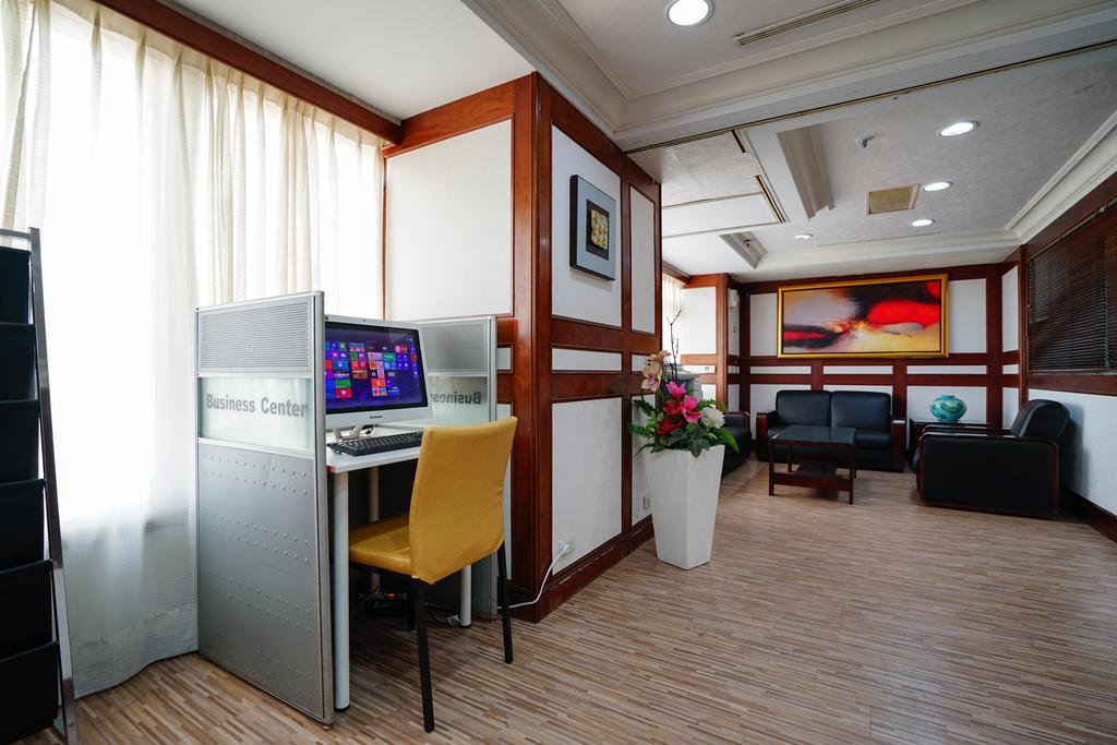 Cambridge Tainan Hotel Bagian luar foto