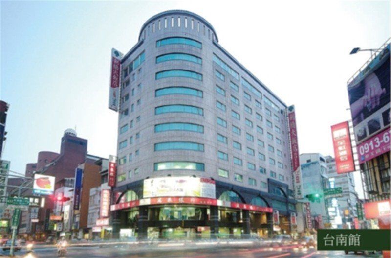 Cambridge Tainan Hotel Bagian luar foto
