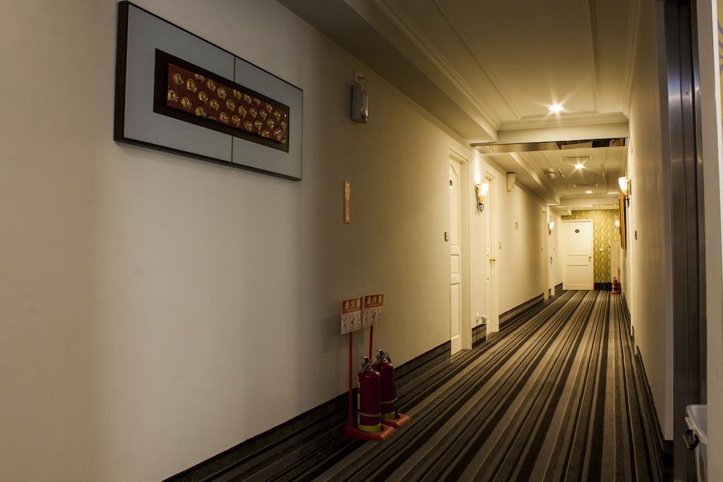 Cambridge Tainan Hotel Bagian luar foto