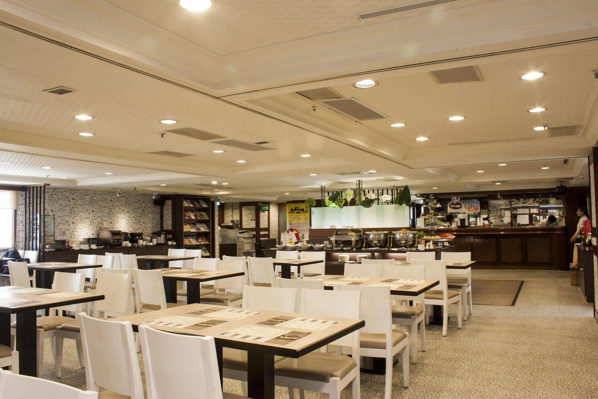 Cambridge Tainan Hotel Bagian luar foto