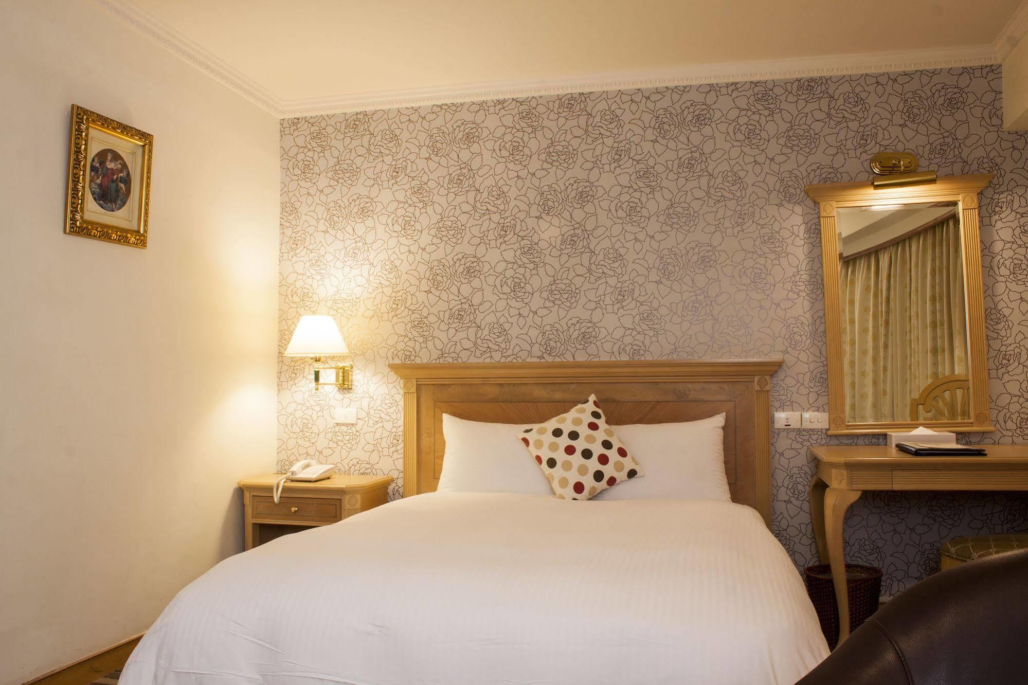 Cambridge Tainan Hotel Bagian luar foto