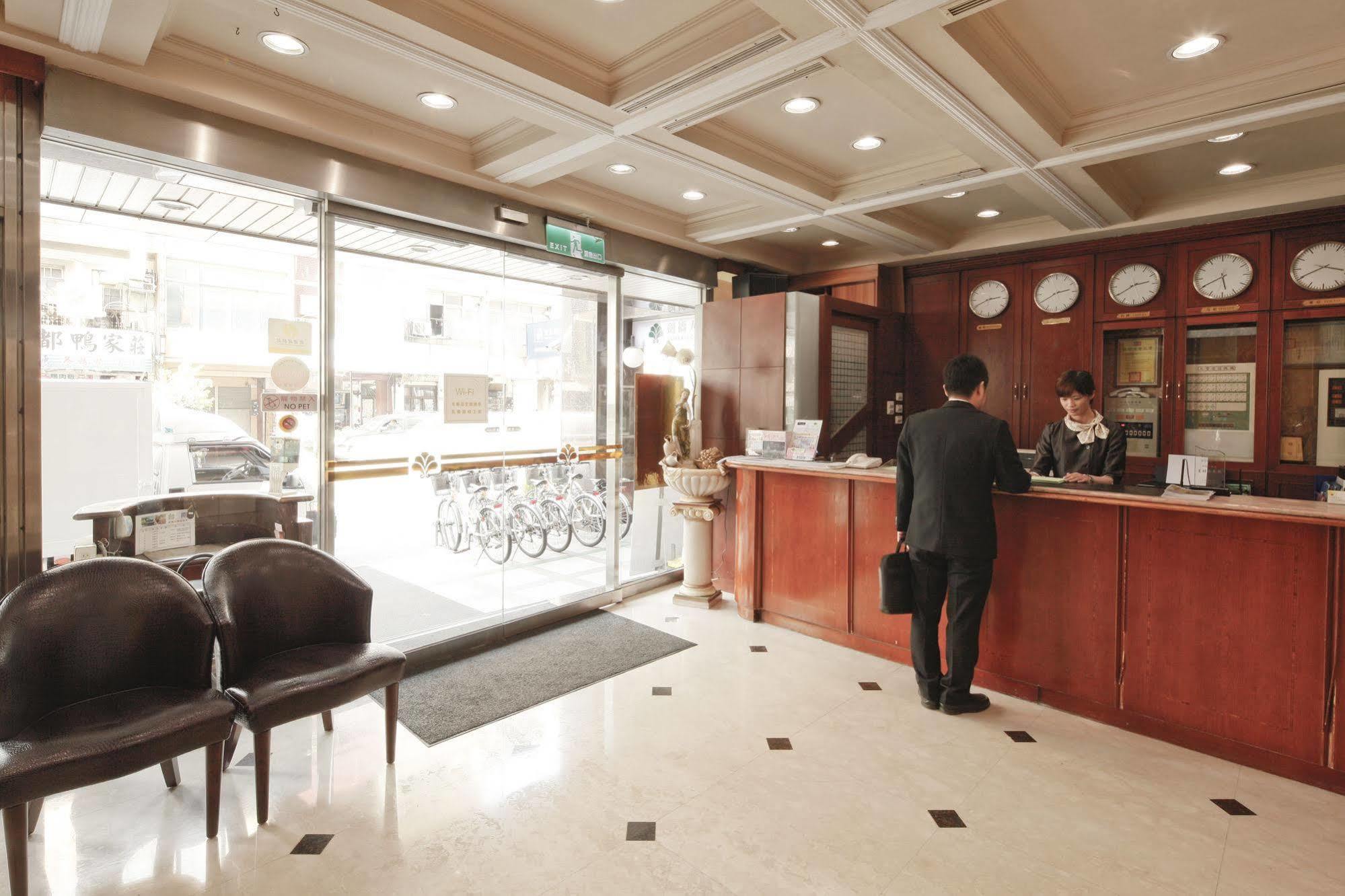 Cambridge Tainan Hotel Bagian luar foto