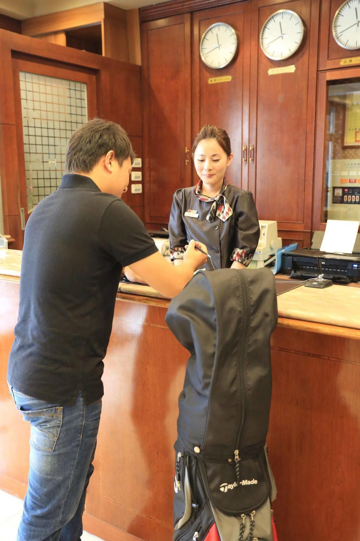 Cambridge Tainan Hotel Bagian luar foto