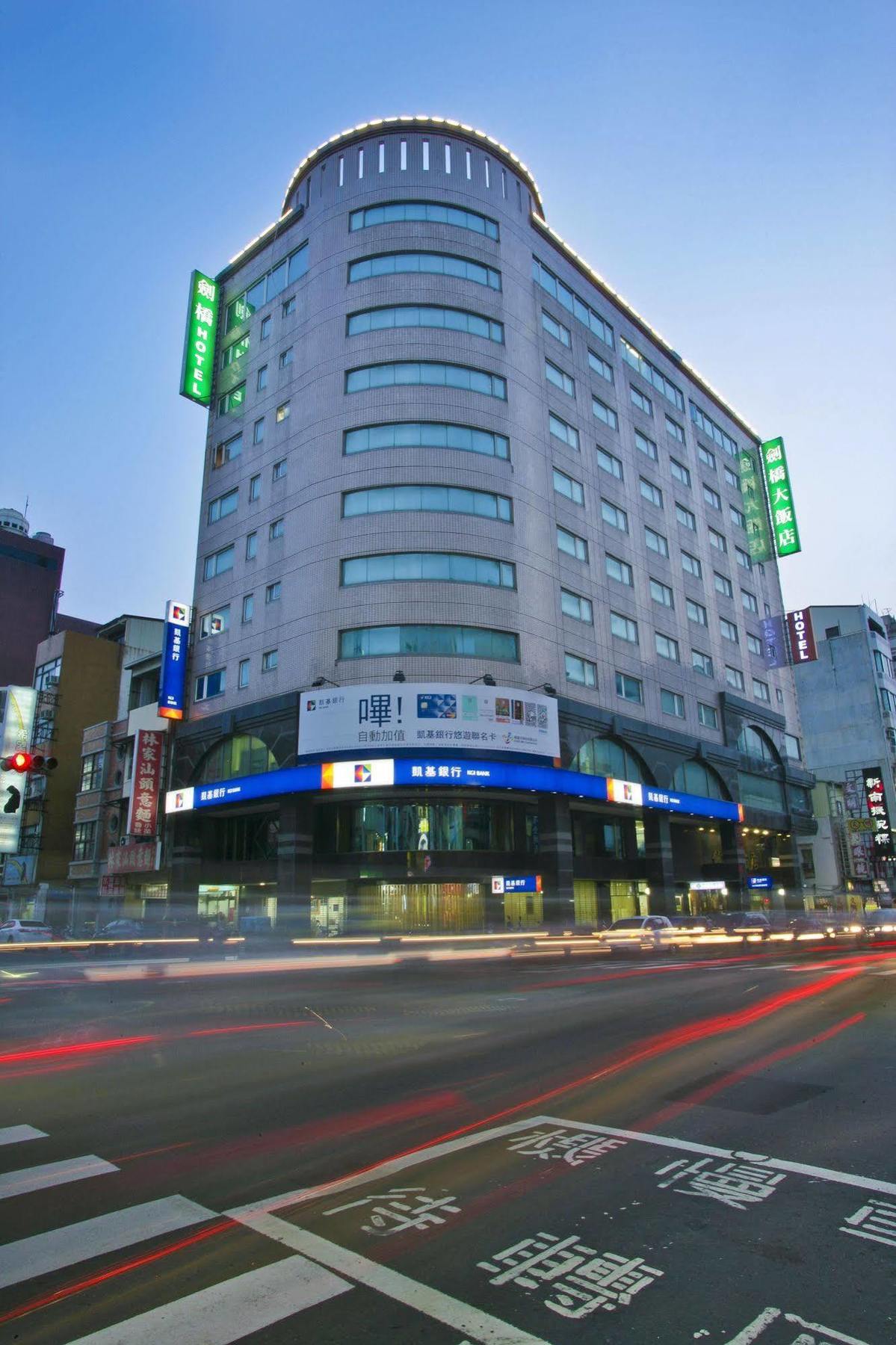 Cambridge Tainan Hotel Bagian luar foto