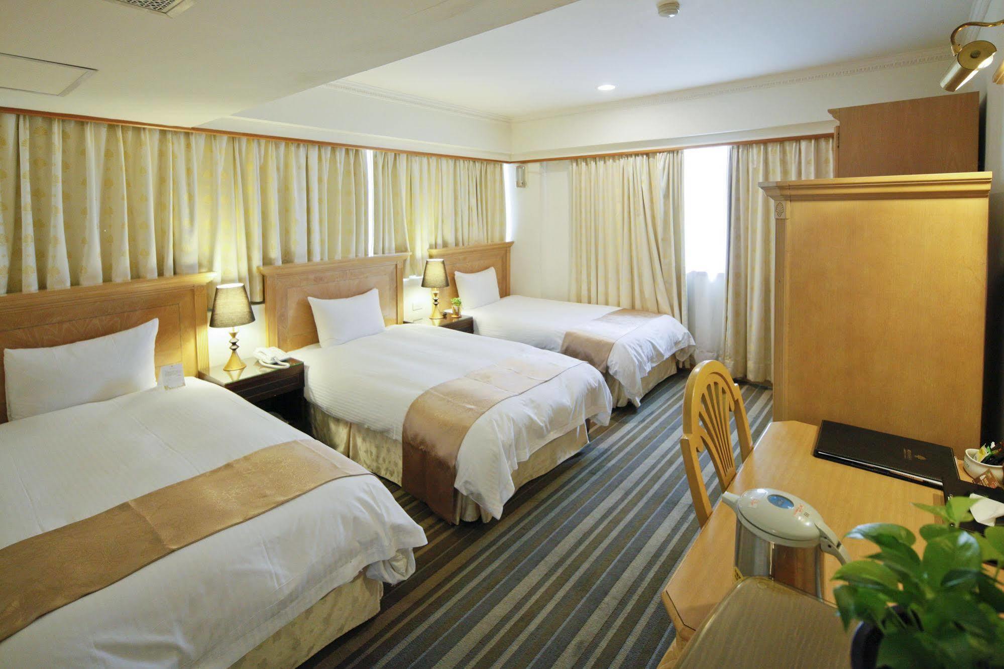 Cambridge Tainan Hotel Bagian luar foto