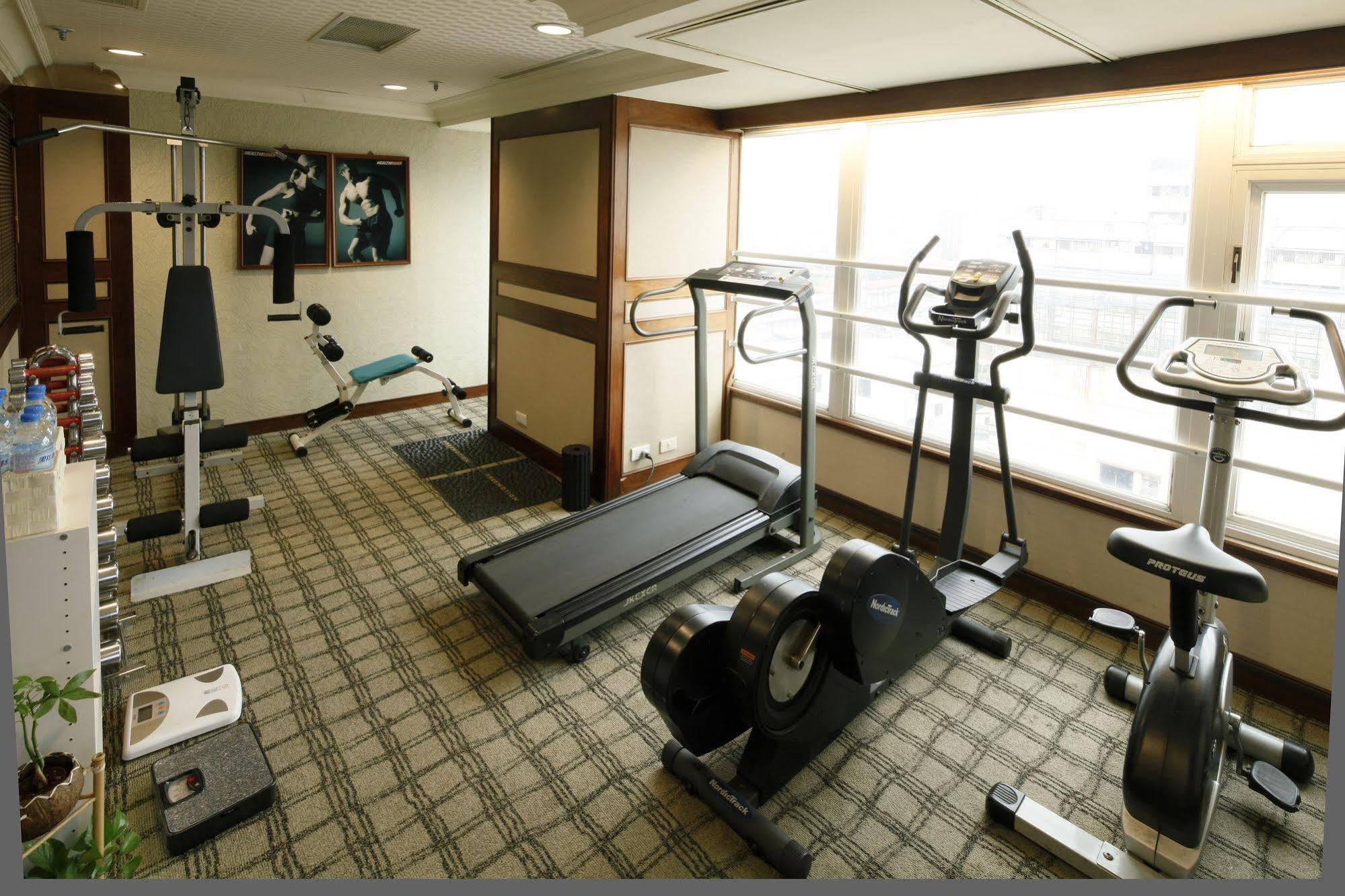 Cambridge Tainan Hotel Bagian luar foto