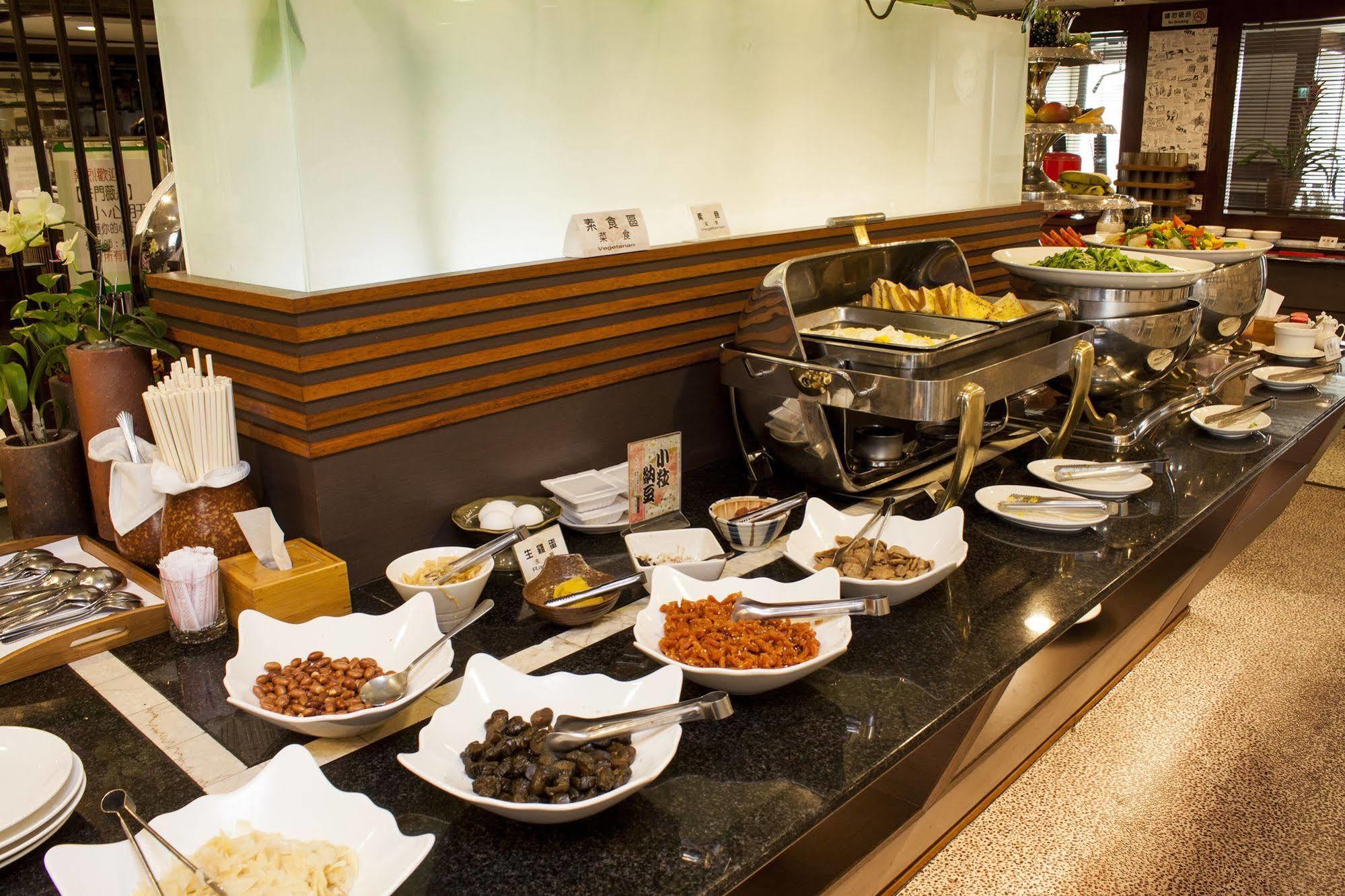 Cambridge Tainan Hotel Bagian luar foto