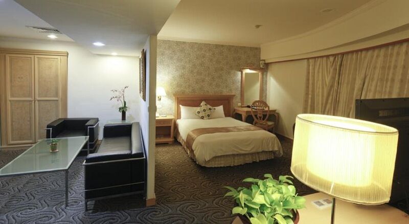 Cambridge Tainan Hotel Bagian luar foto